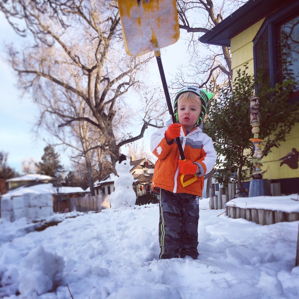 toddler-shovels-snow